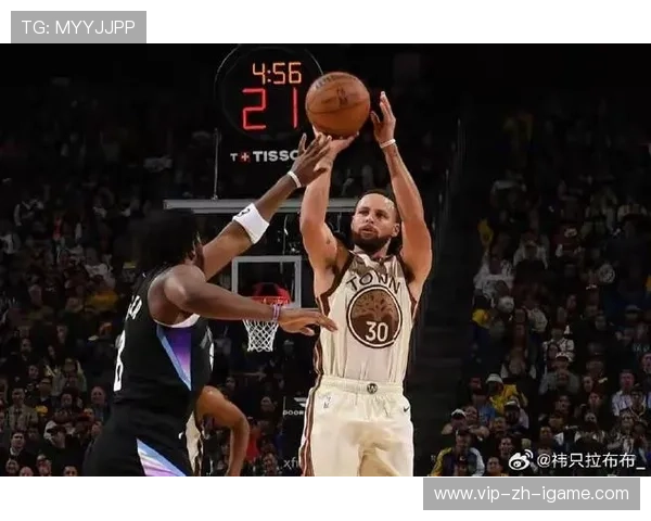 库里利用节奏制造空位再中三分，勇士攻势猛烈