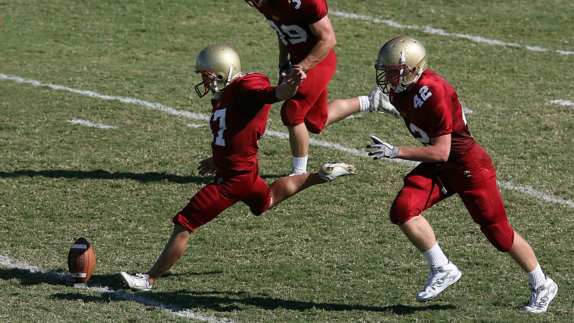 爱游戏电竞全站-中上游球队与中下游球队阵型风格对比解析，上游 中游 下游